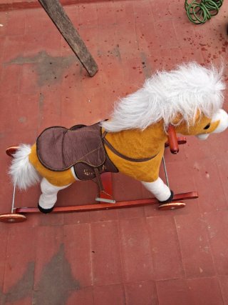 Caballito de juguete con ruedas