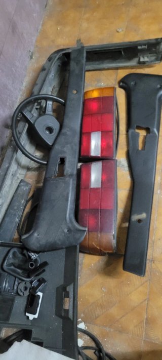 Peças BMW E30: Faróis e Volante