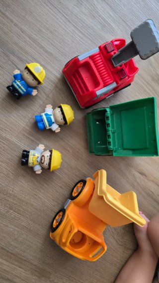 Conjunto camiones y figuras bebé