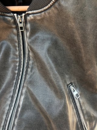 Chaqueta bomber ZARA negra efecto cuero vintage