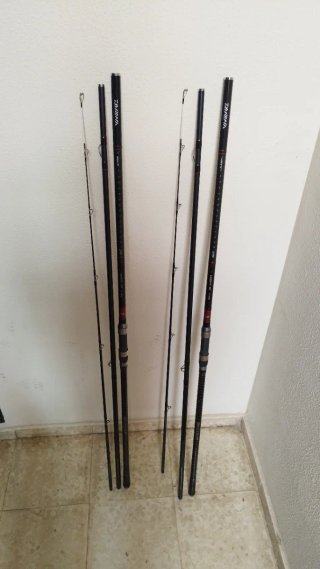 Caña de pescar Daiwa y funda verde