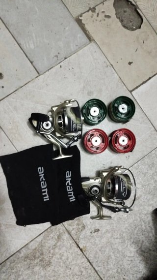 Caña de pescar Daiwa y funda verde