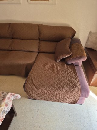 Sofá chaiselongue tela marrón y gris