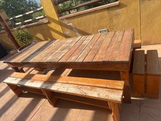 Mesa y bancos de madera exterior