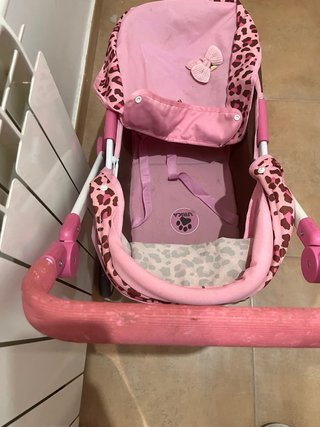 Carrito de juguete rosa con estampado animal