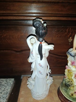 Figura de porcelana mujer flores dorada
