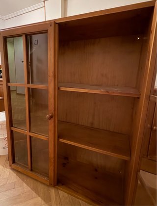 Vitrina de pino con puertas de cristal