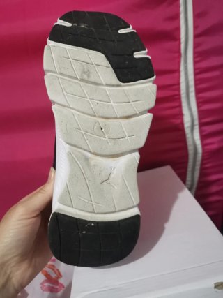 Zapatillas Puma Negras y Doradas Talla 37