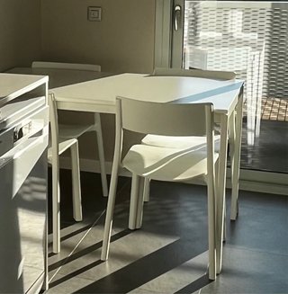 Mesa VIHALS Ikea blanca y sillas