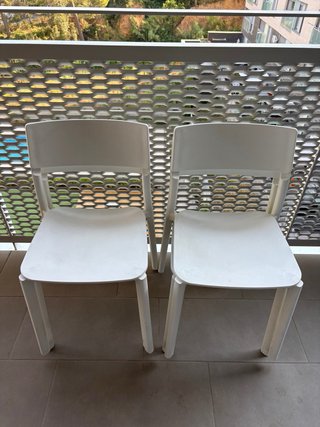 Mesa VIHALS Ikea blanca y sillas