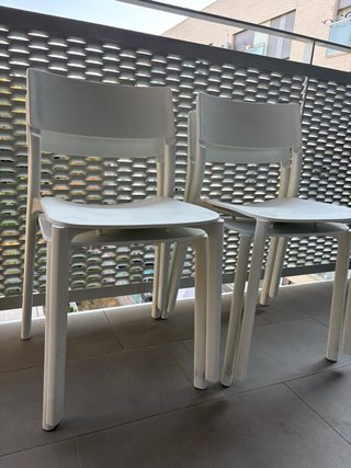 Mesa VIHALS Ikea blanca y sillas