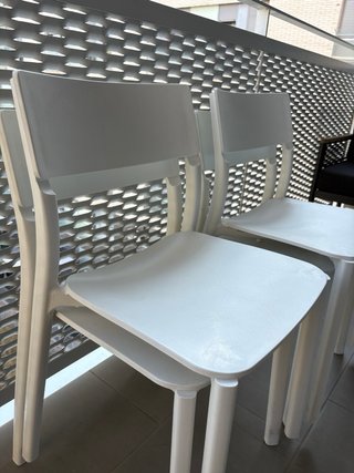 Mesa VIHALS Ikea blanca y sillas