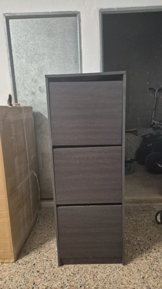 2 zapatero de madera marrón y gris