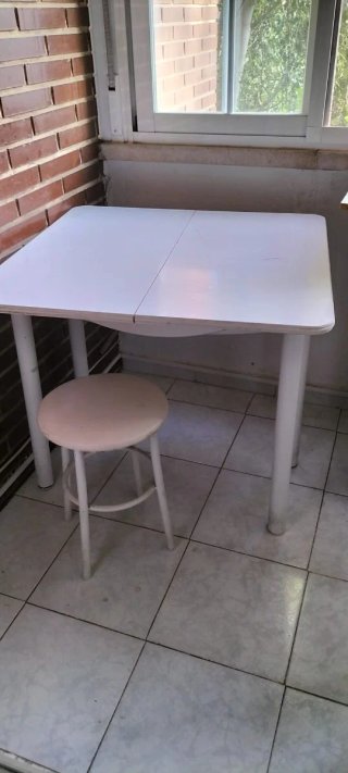 Mesa de cocina blanca con 2 banquetas