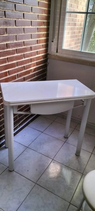 Mesa de cocina blanca con 2 banquetas