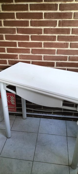 Mesa de cocina blanca con 2 banquetas