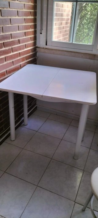 Mesa de cocina blanca con 2 banquetas