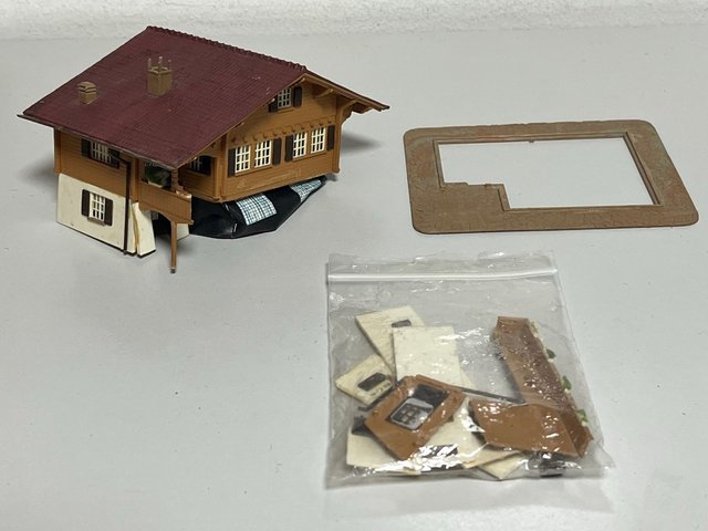 Chalet alpino Kibri H0 parcialmente desmontado.