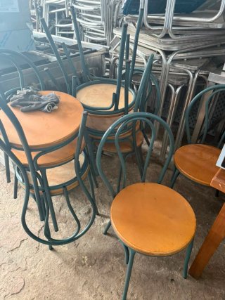 Sillas de madera y metal