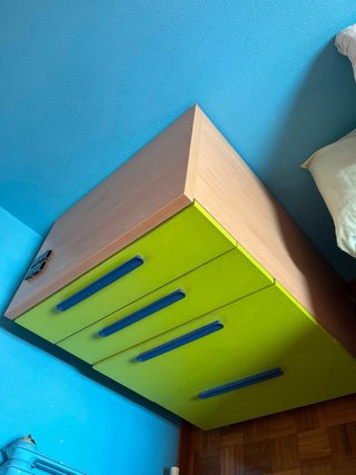 Cómoda verde con cajones azules