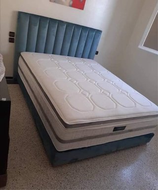 Cama canapé tapizada terciopelo gris