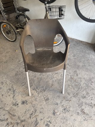 Silla de plástico marrón