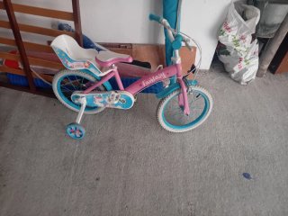 Bicicleta infantil con ruedines