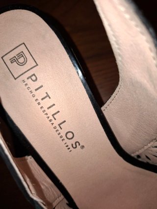 Zapatos negros peep toe calados