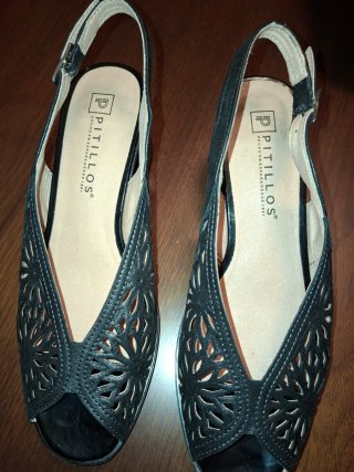 Zapatos negros peep toe calados