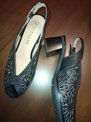 Zapatos negros peep toe calados