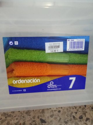 Caja de plástico de almacenaje con tapa y ruedas.