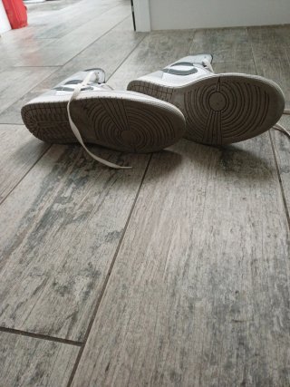 Zapatillas Air Jordan 1 Mid Gris y Blanco