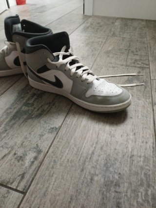 Zapatillas Air Jordan 1 Mid Gris y Blanco