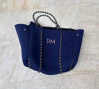 Bolso de neopreno azul con neceser