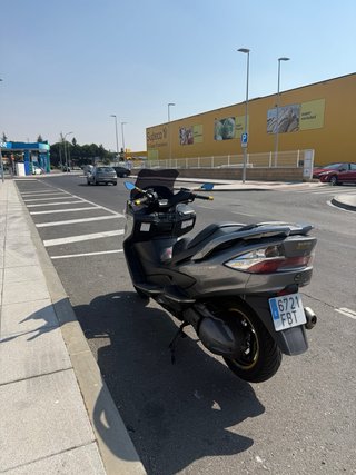 Suzuki Burgman 400 Maxi Scooter Gris