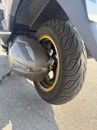 Suzuki Burgman 400 Maxi Scooter Gris