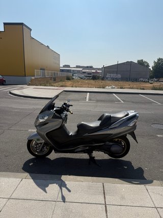 Suzuki Burgman 400 Maxi Scooter Gris