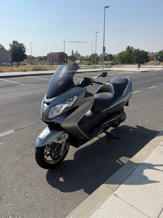Suzuki Burgman 400 Maxi Scooter Gris