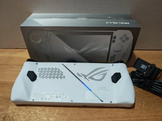 Console portatile ASUS ROG Ally con 16GB di RAM. Progettata per il gaming.