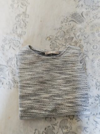 Jersey gris y blanco