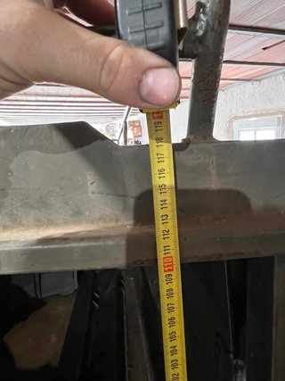 Remolque cerrado con rueda de repuesto