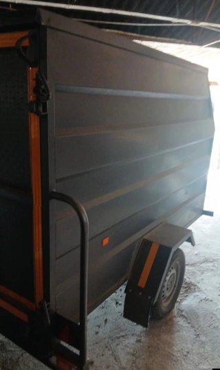 Remolque cerrado con rueda de repuesto