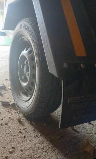 Remolque cerrado con rueda de repuesto