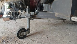 Remolque cerrado con rueda de repuesto