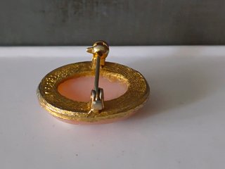 Broche camafeo vintage con borde en tono dorado