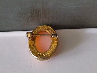 Broche camafeo vintage con borde en tono dorado