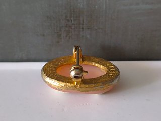 Broche camafeo vintage con borde en tono dorado