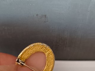 Broche camafeo vintage con borde en tono dorado