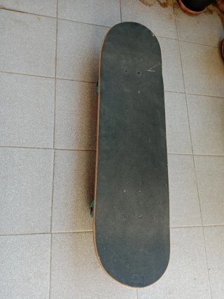 Skate con ruedas azules
