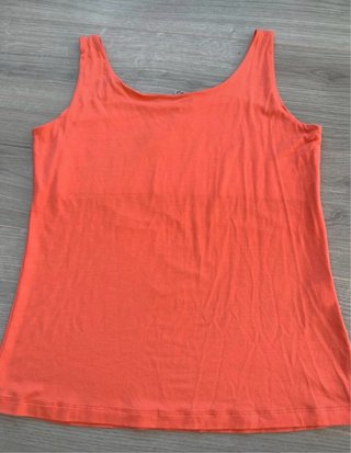 Camiseta naranja con pedrería. Anna Mora. Talla 46